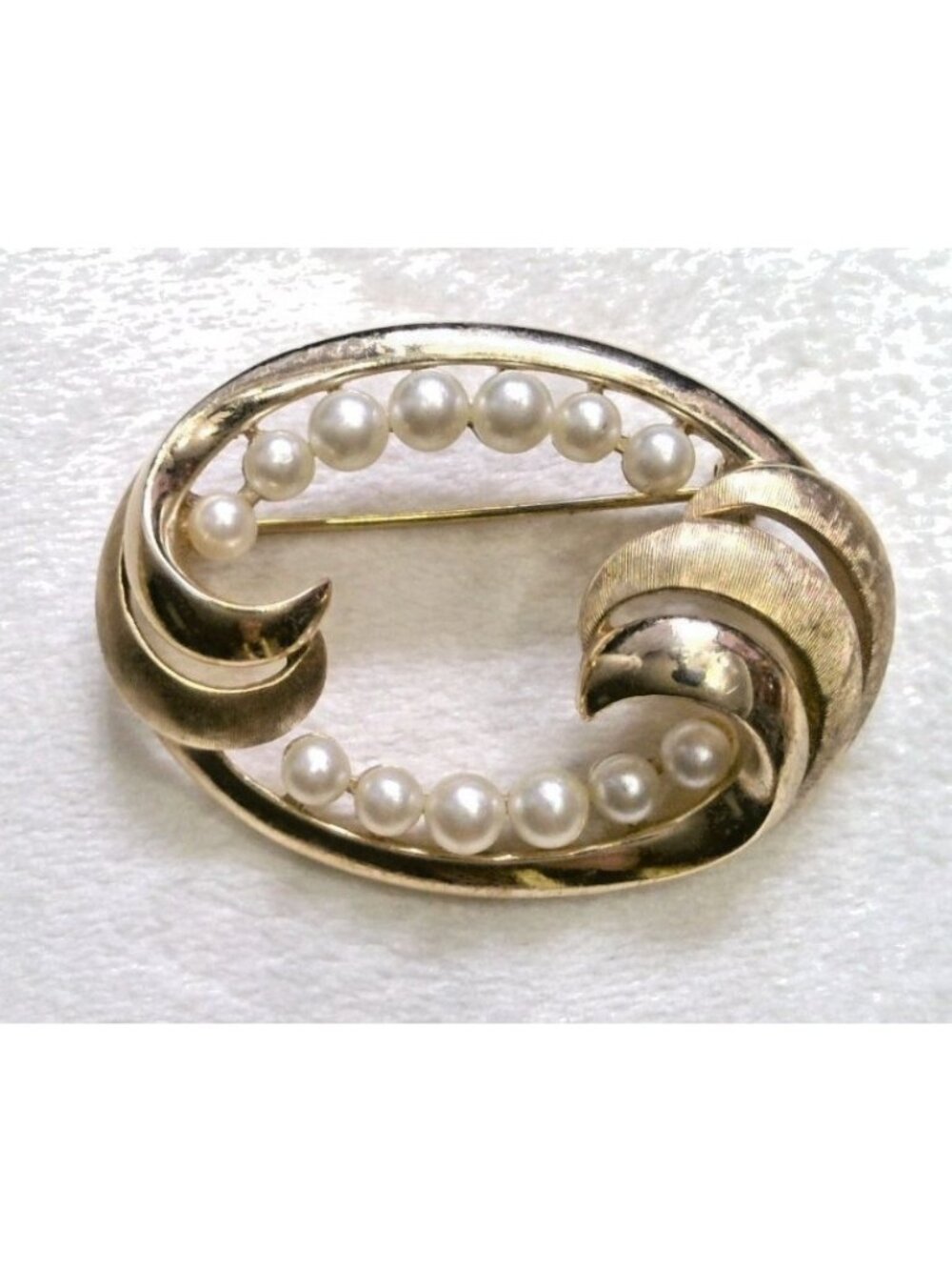 Crown Trifari Gold Tone Oval Brooch With Faux Pearl Accents Vintage Jewelry Pin